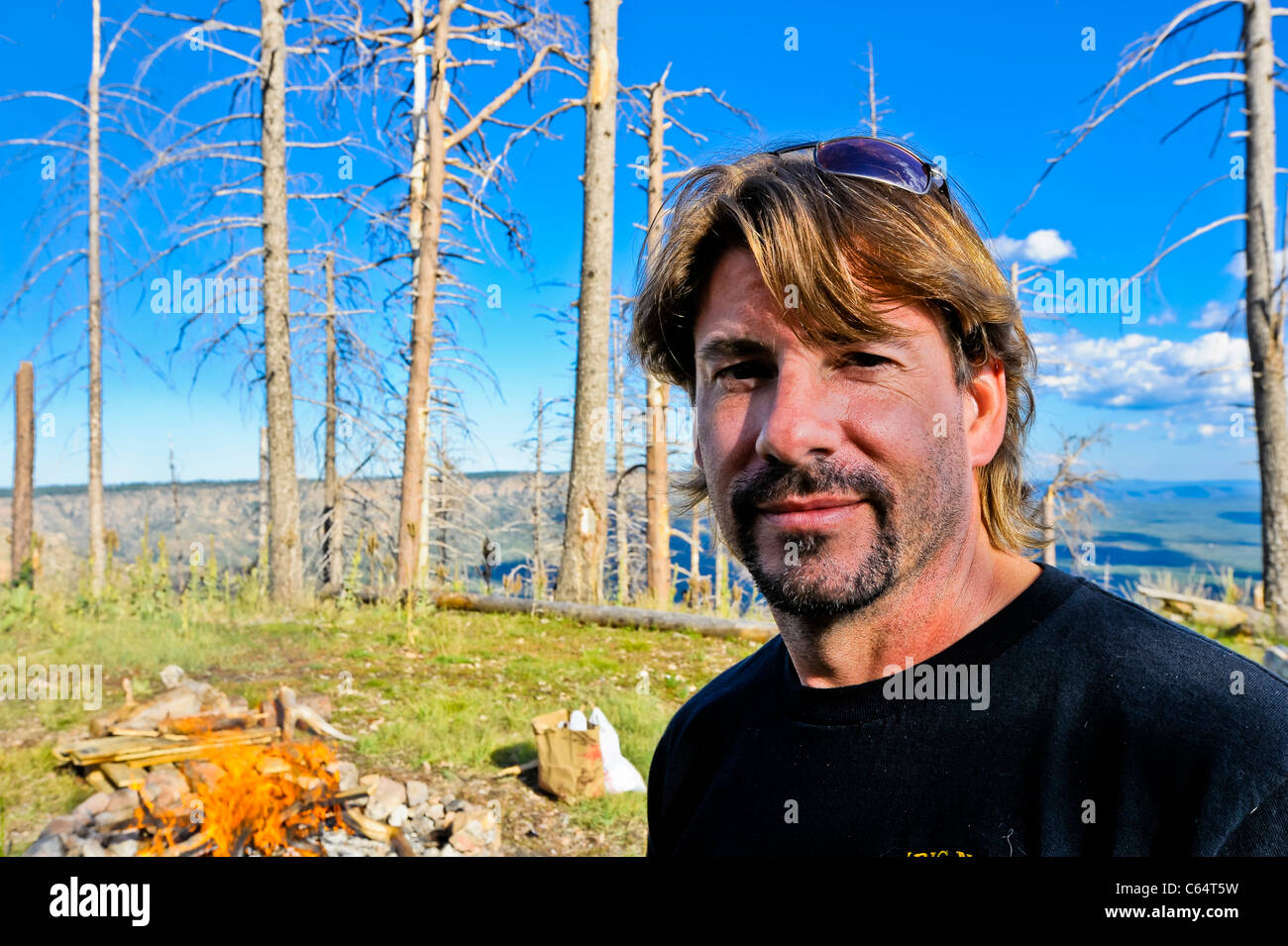 Un homme apprécie son expérience de camping dans la nature sauvage de l'Arizona. Faire un feu. Banque D'Images