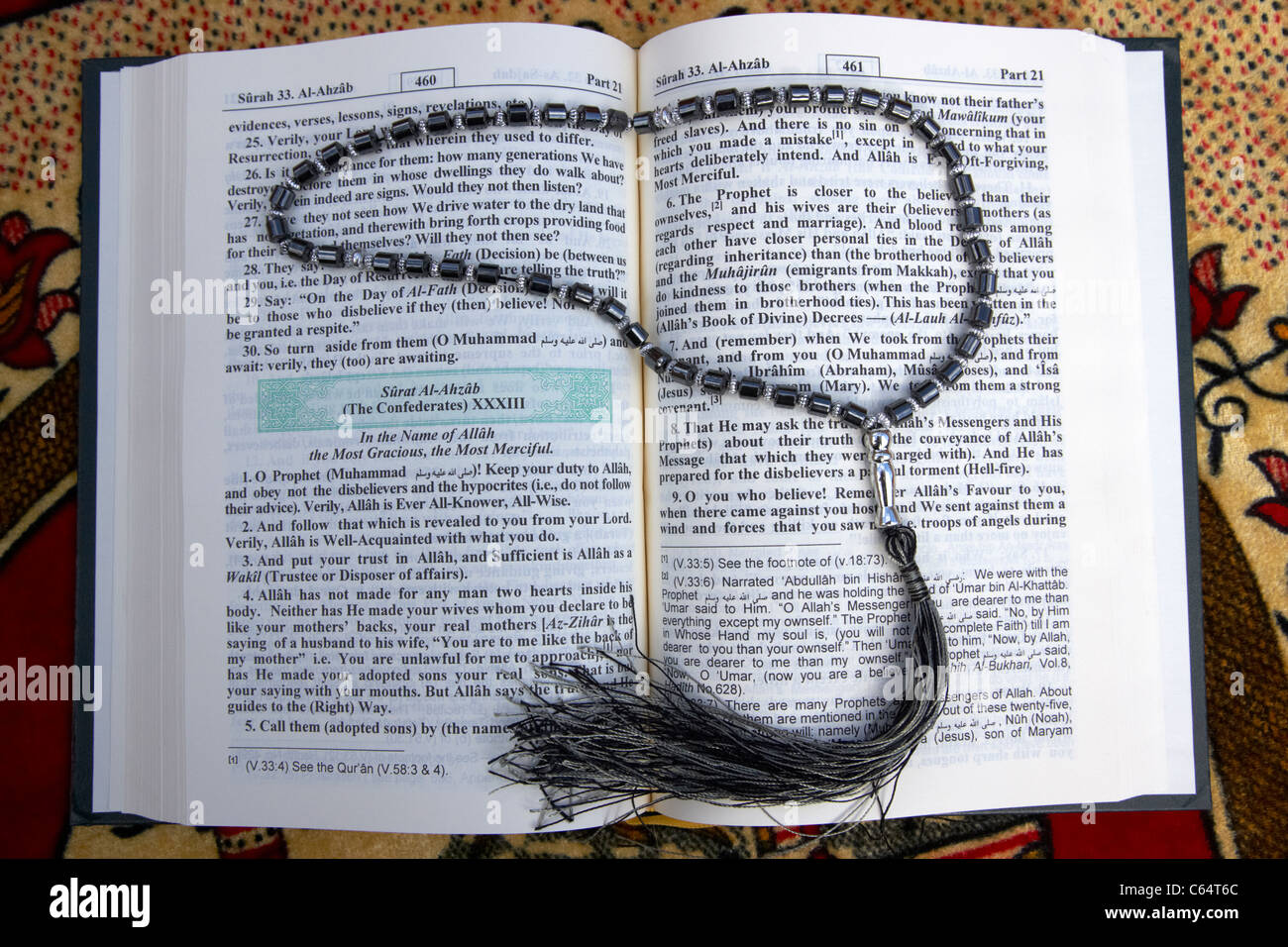 Noble Coran traduit version anglaise et chapelet sur un tapis de prière musulmane Banque D'Images