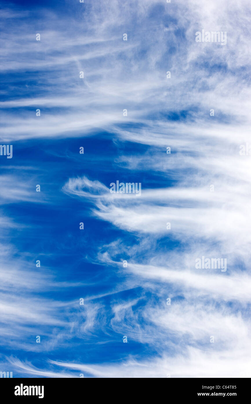 Nuages contre un ciel bleu au Colorado. Banque D'Images