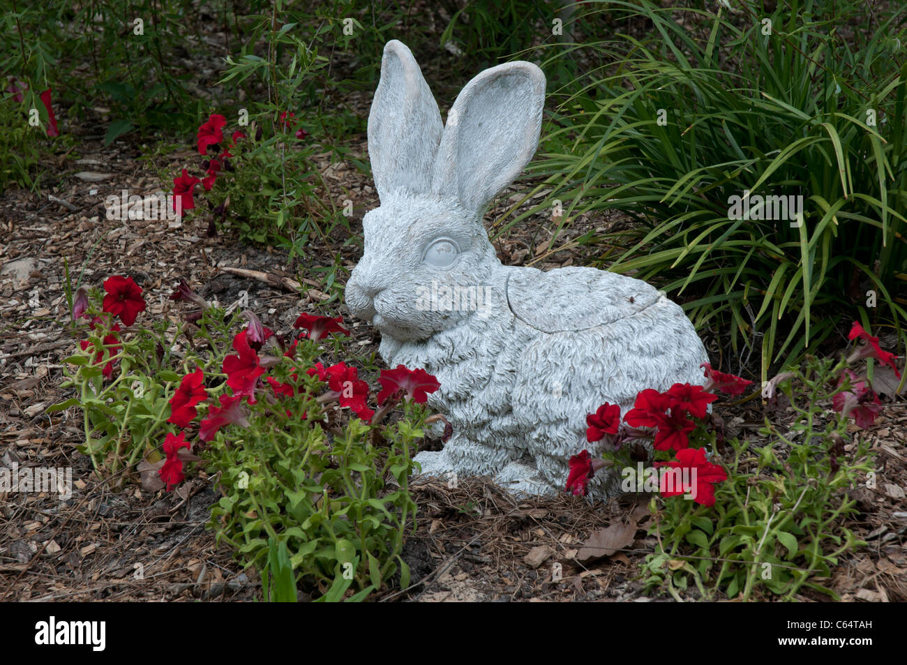 Kanapaha Spring Festival Gainesville Floride cour/jardin art de un lapin se trouve parmi les fleurs Banque D'Images
