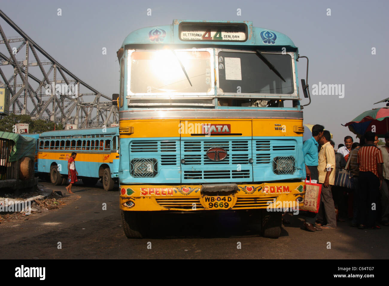 Exécuter les passagers pour attraper le bus local près de Howrah Bridge Kolkata Inde Banque D'Images