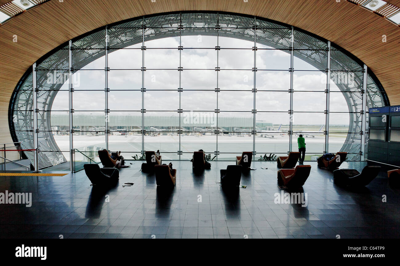Regardant par le terminal 2, aéroport Charles De Gaulle, Paris, France Banque D'Images