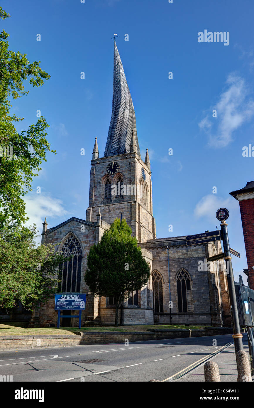 L'église paroissiale de Sainte Marie et tous les Saints, Chesterfield, avec son célèbre clocher tordu Banque D'Images