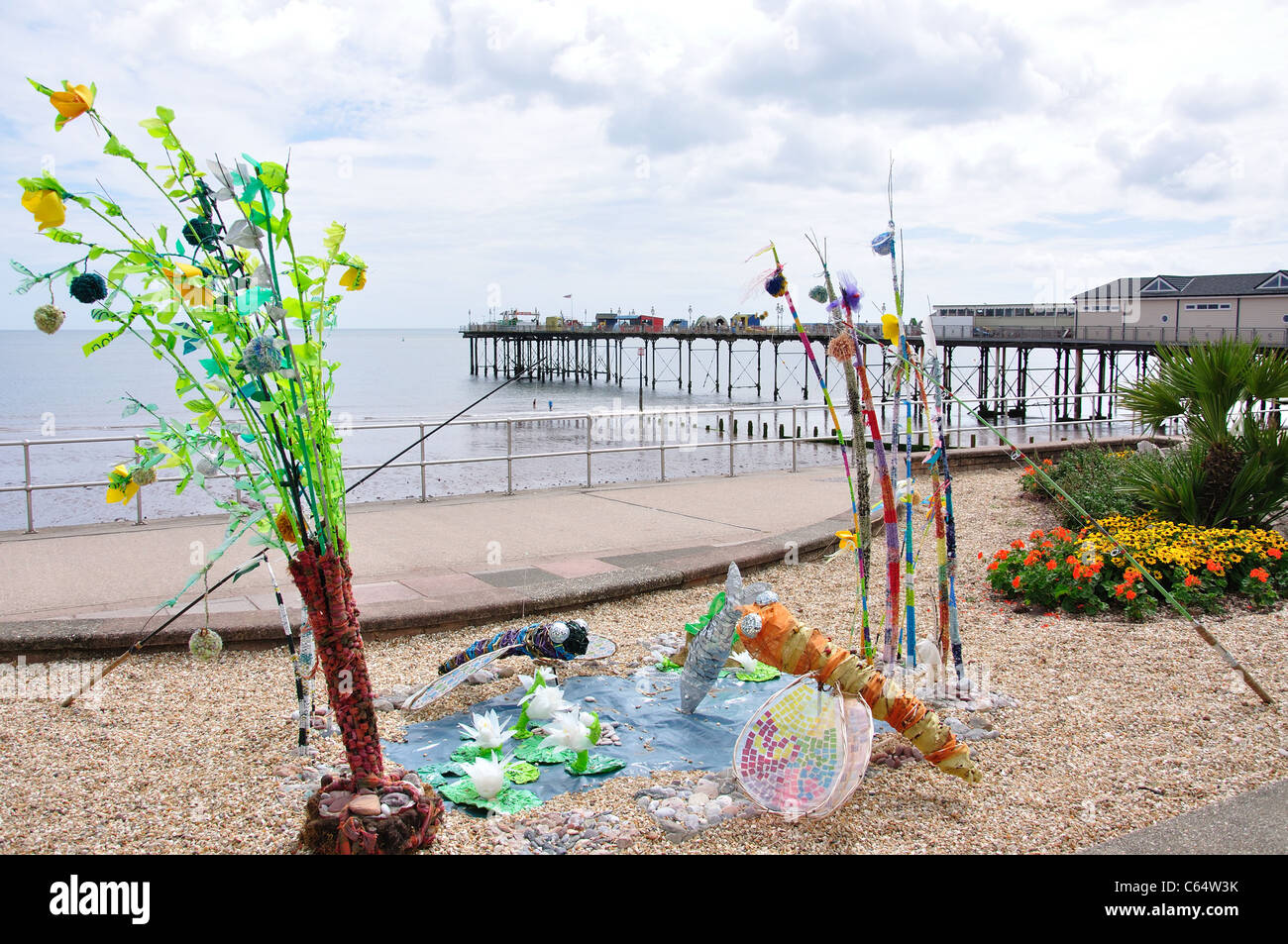 Œuvres sur Beach promenade avec pier derrière, Teignmouth, Teignbridge District, Devon, Angleterre, Royaume-Uni Banque D'Images