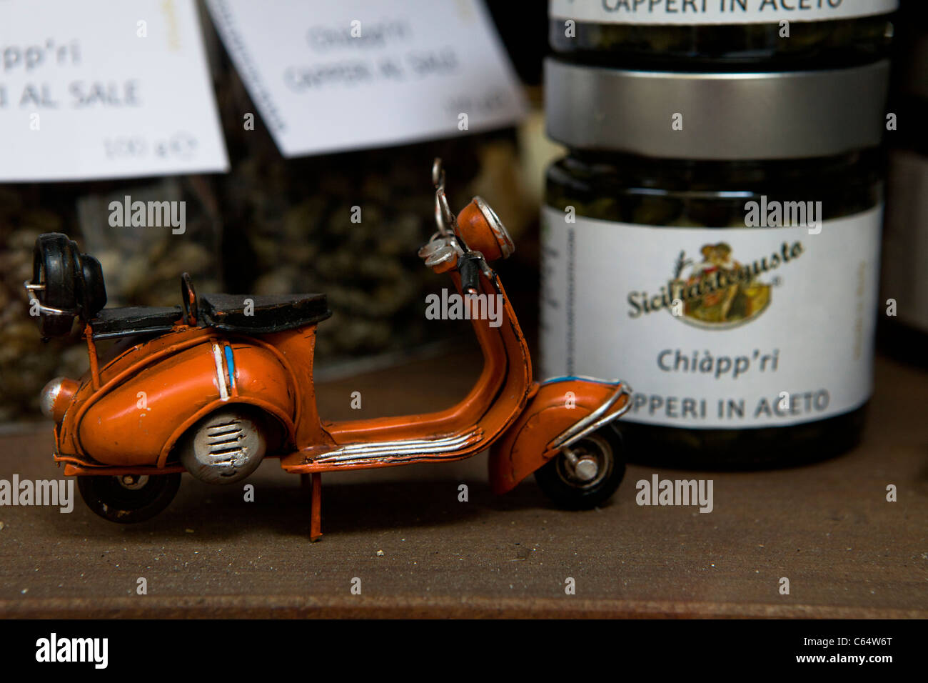 Vintage scooters Vespa rouge garée modèle quelque part dans une boutique, Sicile - côte méditerranéenne, l'Italie, l'Europe. Banque D'Images