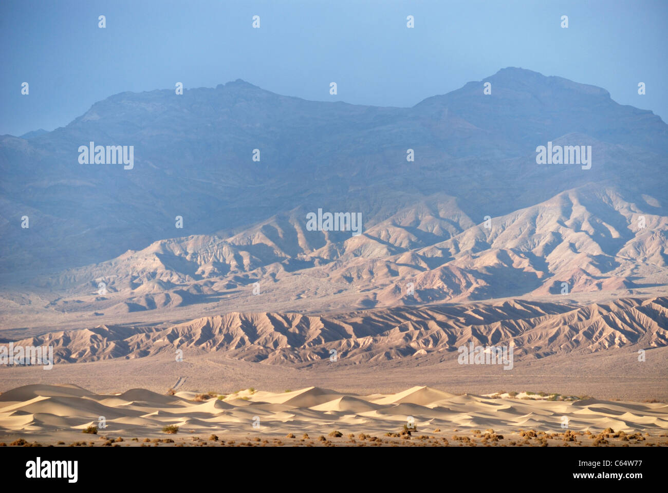 Télévision Mesquite sand dunes et Kit Fox hills, Death Valley National Park , éclairé par le soleil du soir après la tempête Banque D'Images