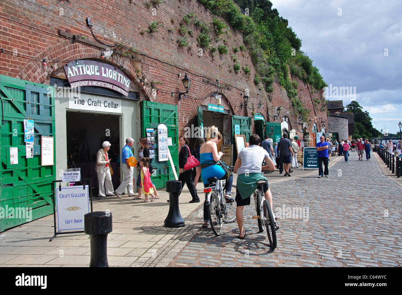 Antiquaires sous les arches, quai historique d'Exeter, Exeter, Devon, Angleterre, Royaume-Uni Banque D'Images