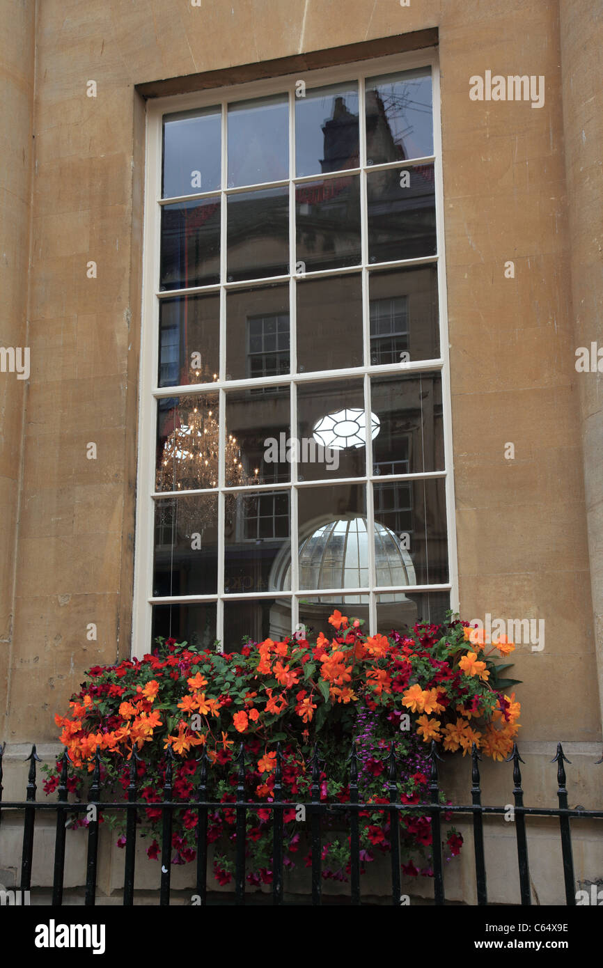 Regardant à travers la fenêtre de la salle de la pompe, baignoire, Somerset, Angleterre Banque D'Images