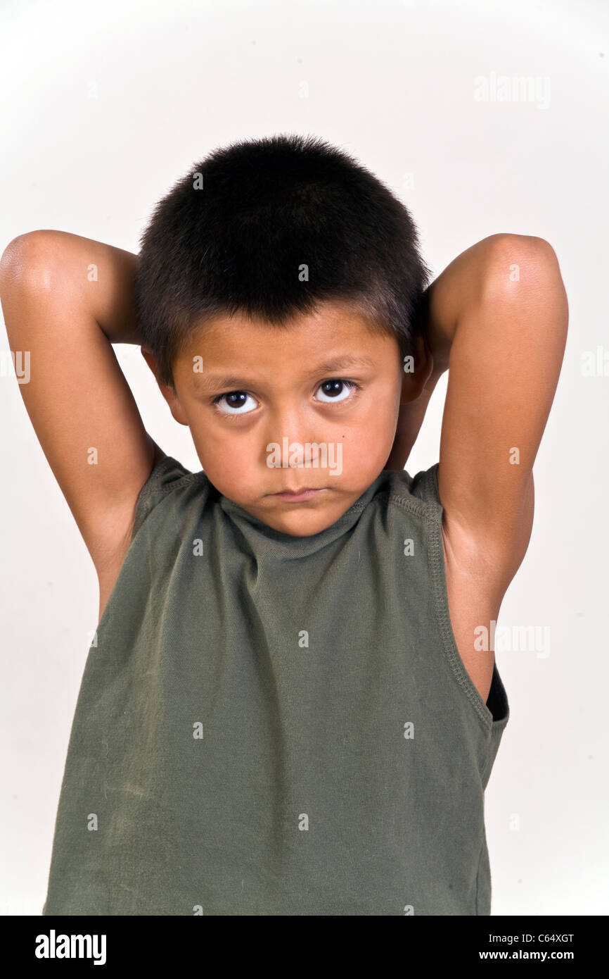 Fatigué et ennuyé 6-7 ans boyh hispanique. M. © Myrleen Pearson Banque D'Images