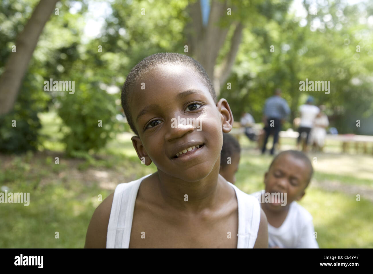 Portraits d'enfants afro-américains pauvres, dans le quartier délabré Brightmoor de Detroit, MI. Banque D'Images