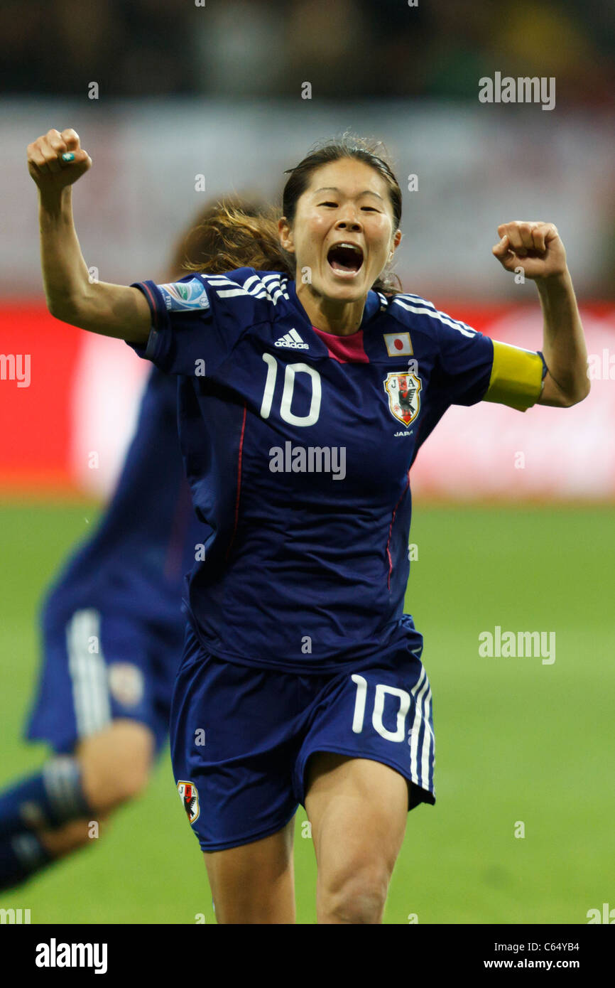 Le capitaine de l'équipe japonaise Homare Sawa exulte après le Japon bat les États-Unis sur penalty pour gagner la Coupe du Monde féminine 2011. Banque D'Images
