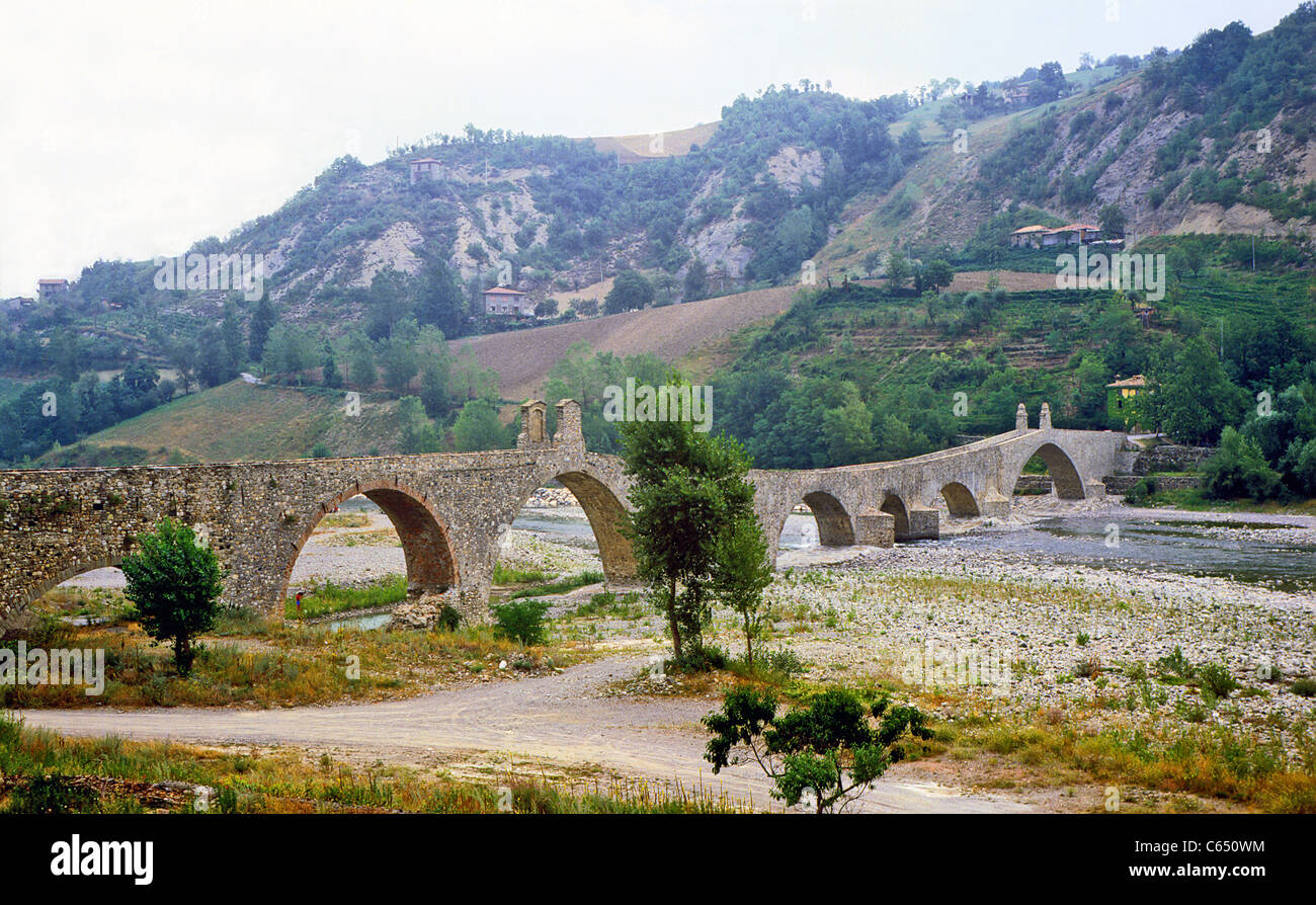 Bobbio.pont en dos sur la rivière Trebbia. Banque D'Images