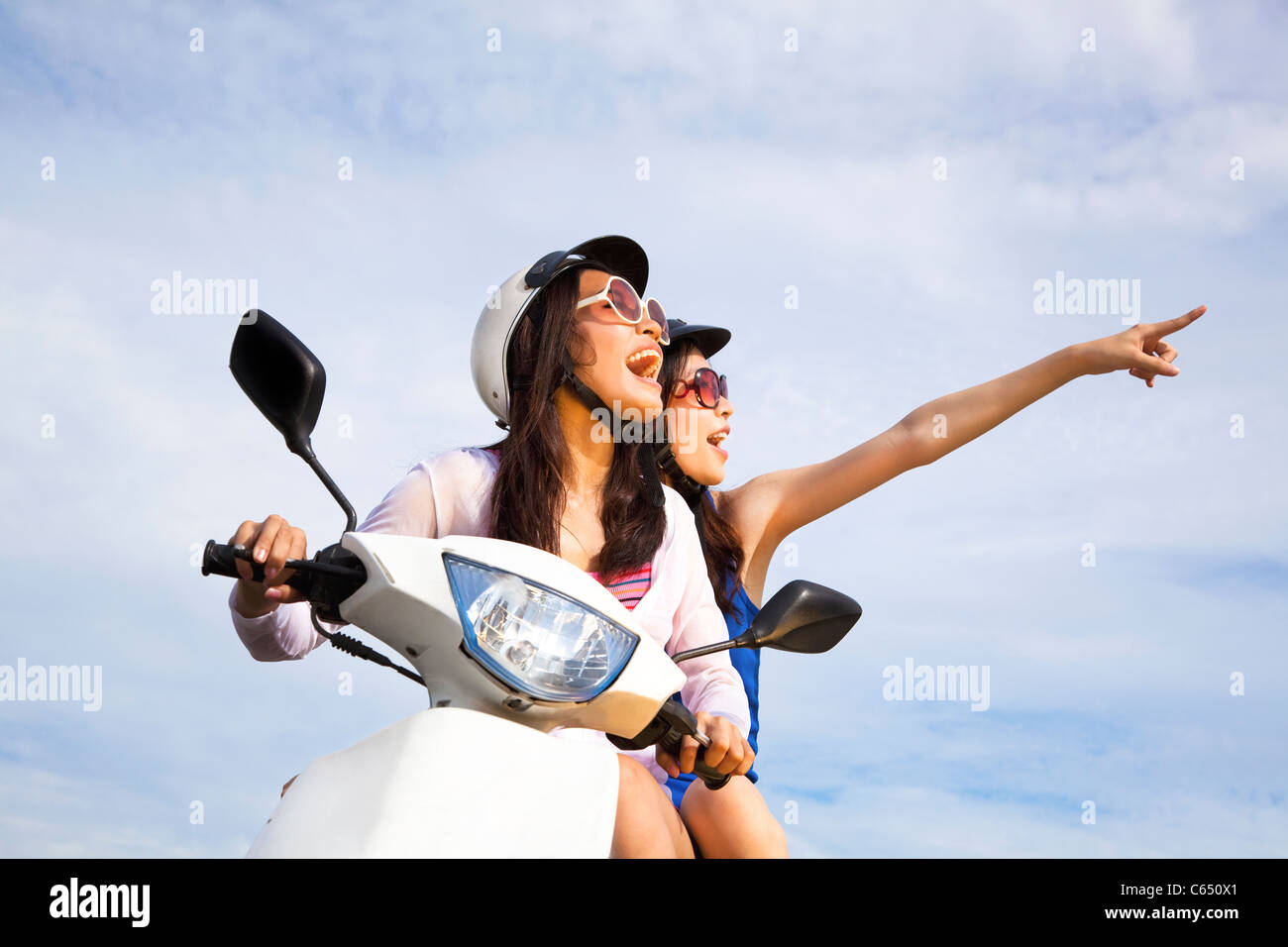 Happy girls riding scooter profitez de vacances d'été Banque D'Images