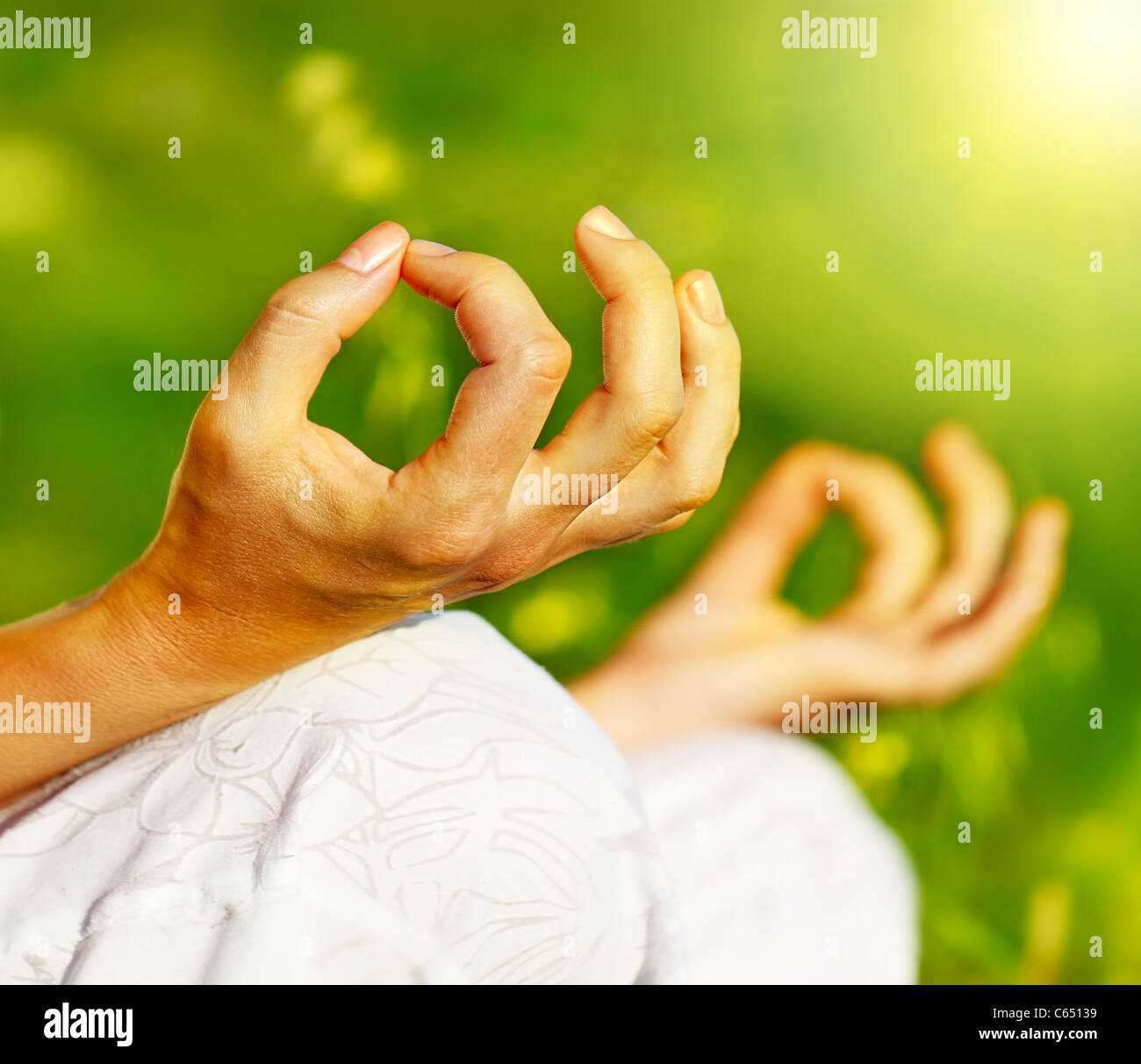 La méditation de yoga en plein air, les femmes en bonne santé dans la paix, l'âme et l'esprit concept équilibre zen Banque D'Images
