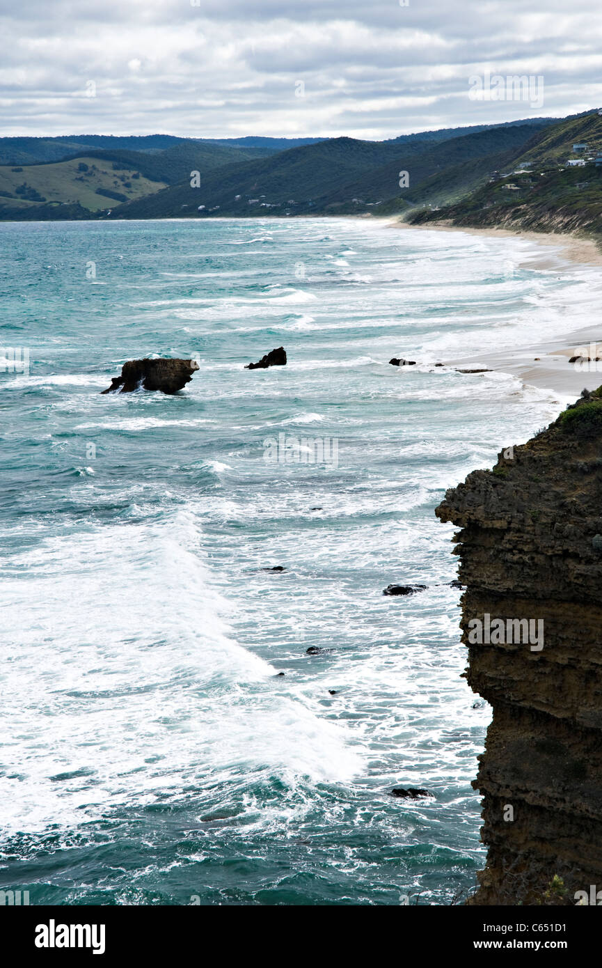 Vue vers Fairhaven avec Eagle Rock Marine Sanctuary Great Ocean Road Point de Split à Aireys Inlet Victoria Australie Banque D'Images