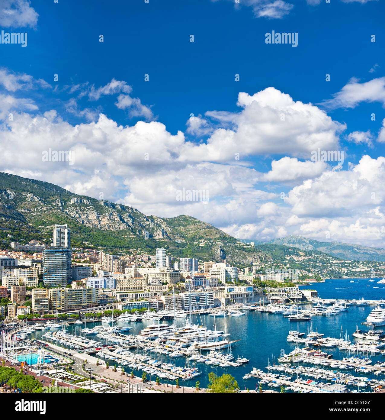 Vue panoramique de Monaco avec la célèbre piscine et le port. Banque D'Images
