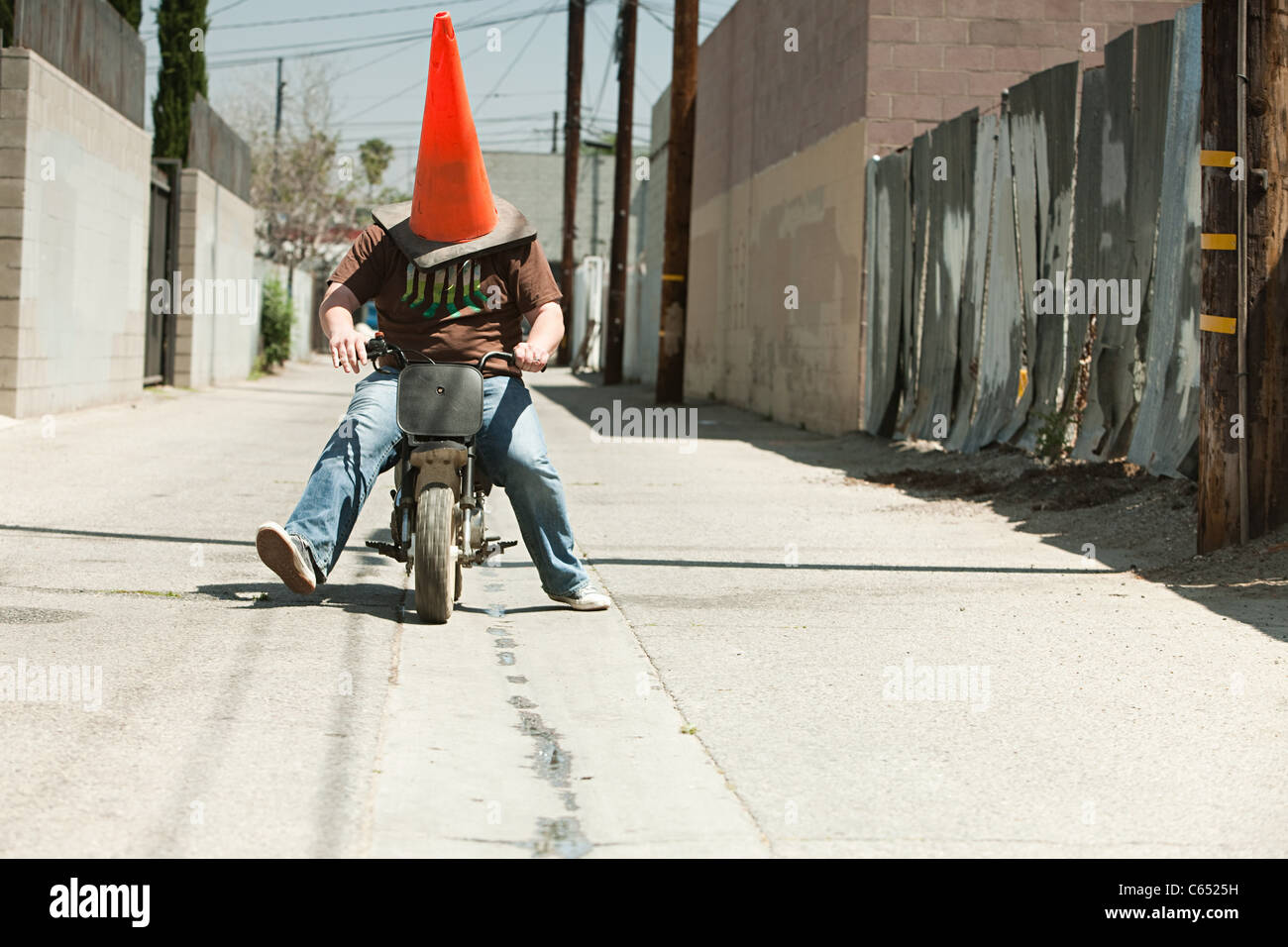 Avec l'homme de cône de circulation sur la tête, école de moto Photo Stock  - Alamy