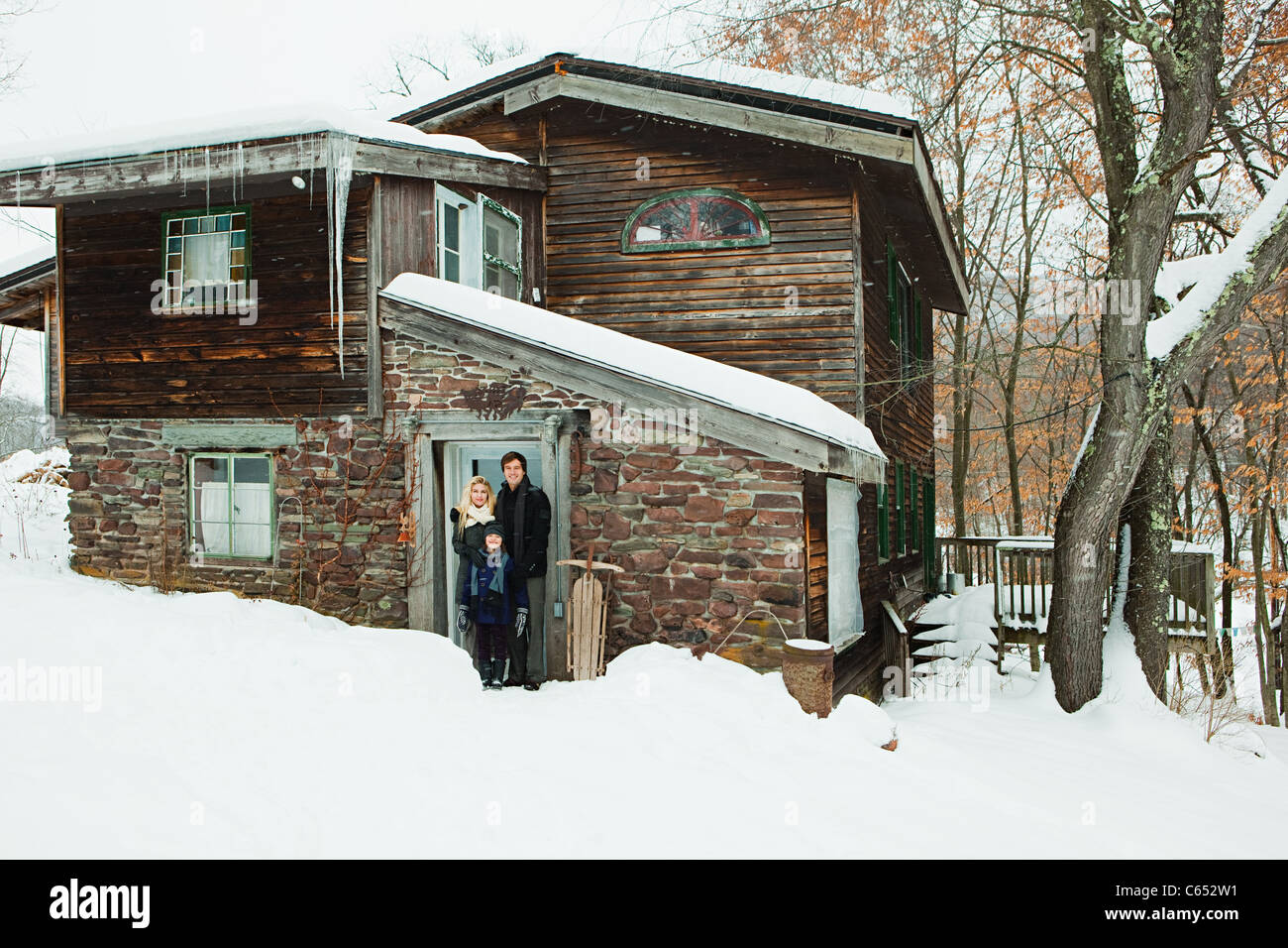 Portrait de famille à l'extérieur de maison rustique Banque D'Images