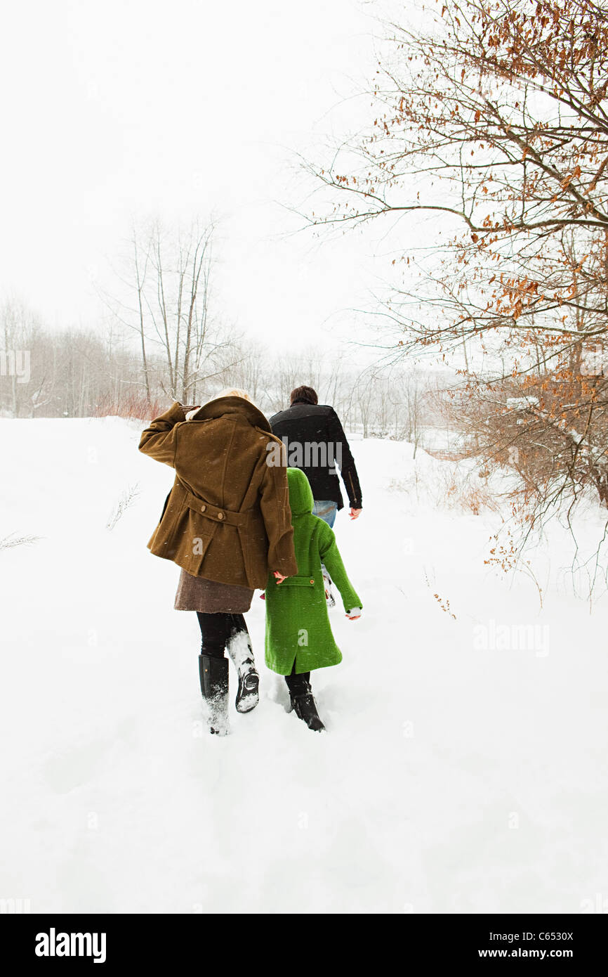 Family walking in snow Banque D'Images