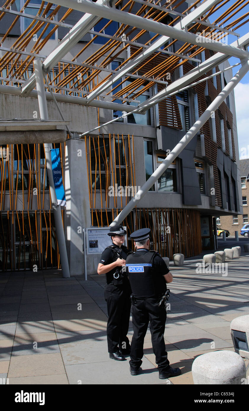 Agents de service à l'extérieur du bâtiment du parlement écossais à Édimbourg, Écosse Banque D'Images