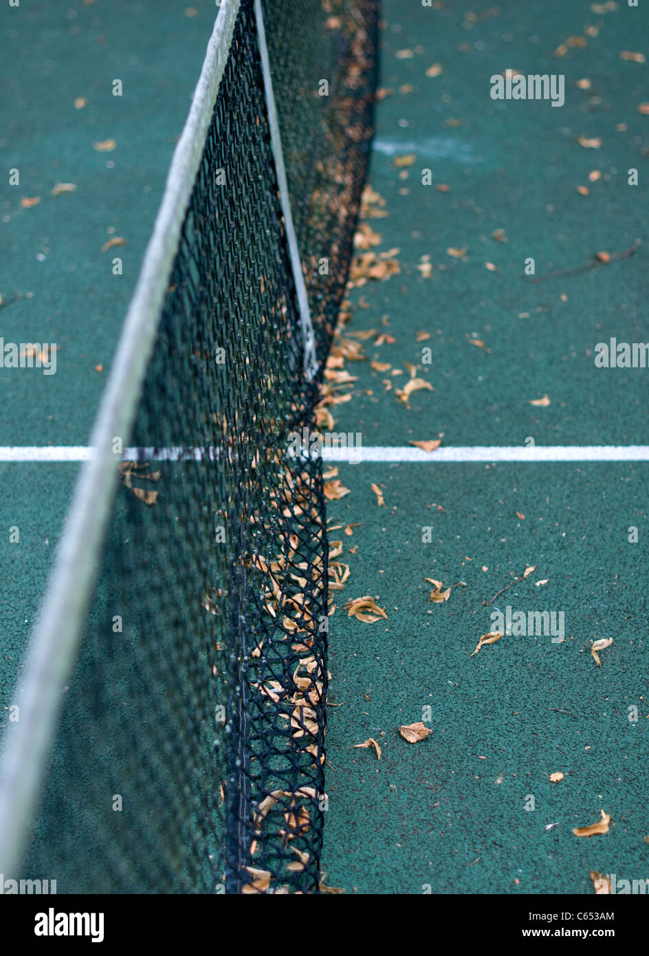 Filet de tennis en hors-saison (début de l'automne). Banque D'Images