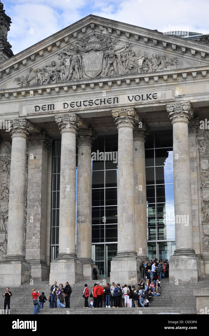 Les touristes devant le Reichstag, qui abrite le parlement allemand, le Bundestag. Berlin, Allemagne. Banque D'Images