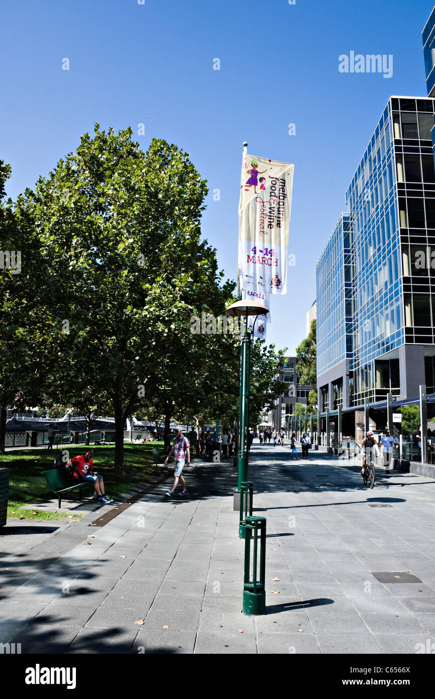 Southbank Promenade avec boutiques, les acheteurs et les touristes par la rivière Yarra Melbourne Australie Victoria Banque D'Images