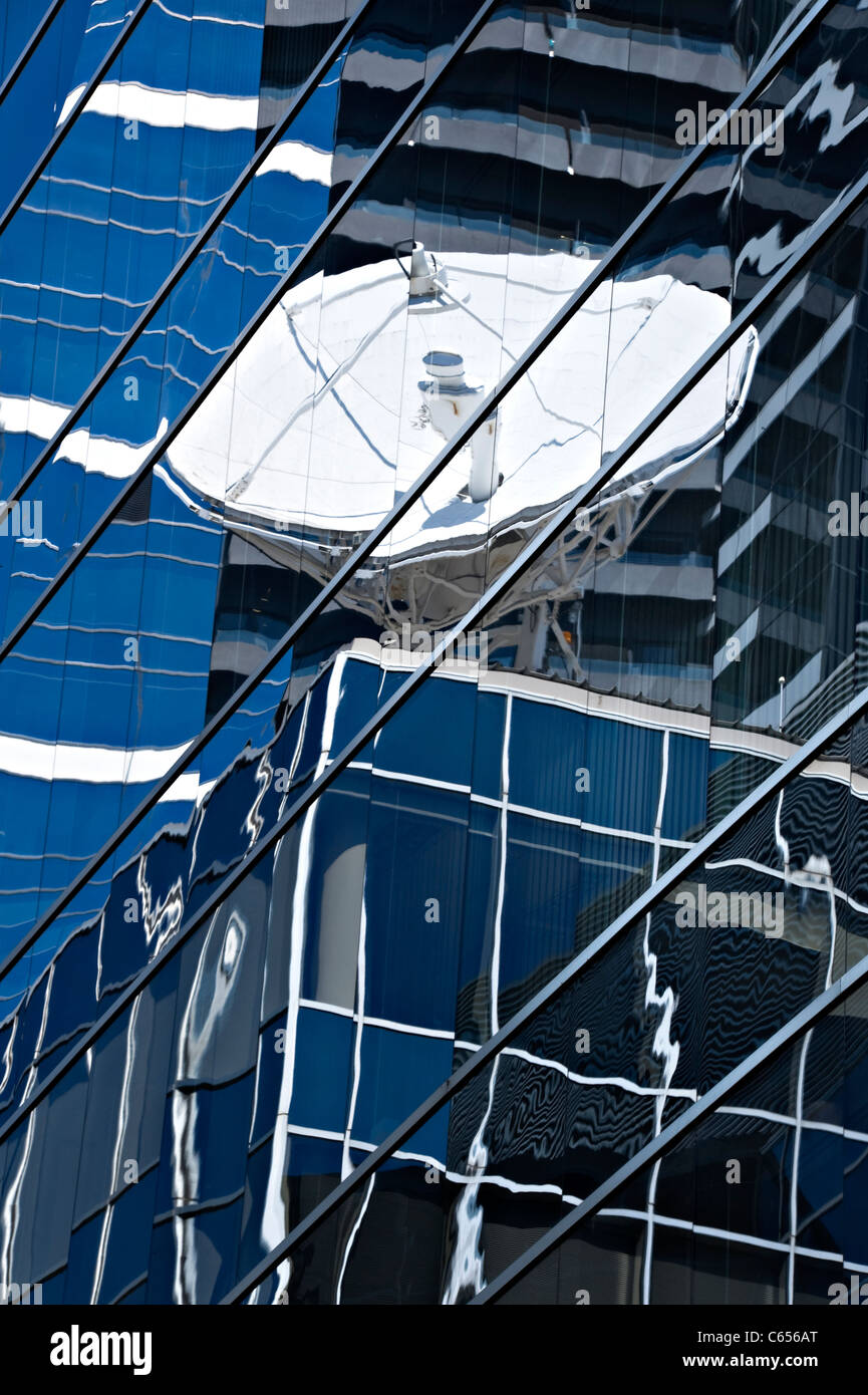 Grande Antenne parabolique blanc se reflétant dans les fenêtres de verre d'Eureka Tower à Southbank Melbourne Australie Victoria Banque D'Images