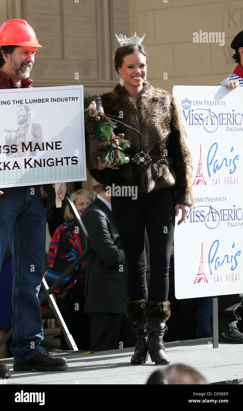 Miss Maine, Arikka Dyan chevaliers lors d'une apparition publique pour la Miss America DSW nous montrer vos chaussures Parade, Arc de Triomphe à Paris Las Vegas, New York, NY Le 14 janvier 2011. Photo par : James Atoa/Everett Collection Banque D'Images