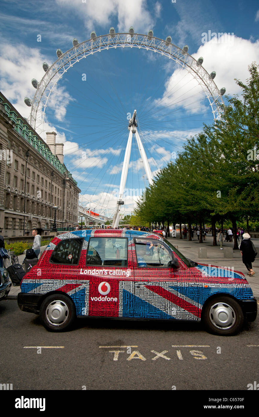 Iconic London Taxi et le London Eye. 7586 SCO Banque D'Images