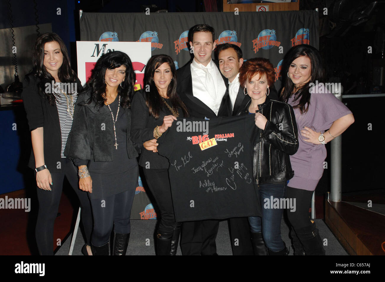 Distribution de mon Big Gay Itallian mariage à une apparition publique pour le Real Housewives of New Jersey promouvoir mon grand mariage gay italien, Planet Hollywood Times Square, New York, NY Le 20 octobre 2010. Photo par : William D. Bird/Everett Collection Banque D'Images