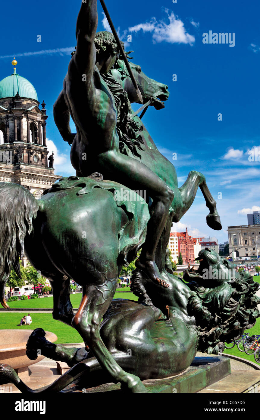Allemagne, Berlin : Statue de la mythologie grecque à l'extérieur de l'ancien Musée du city park Lustgarten Banque D'Images