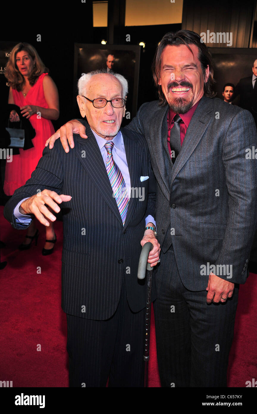 Eli Wallach, Josh Brolin aux arrivées pour Wall Street 2 : l'argent ne dort jamais Première, Le Ziegfeld Theatre, New York, NY Le 20 septembre 2010. Photo par : Gregorio T. Binuya/Everett Collection Banque D'Images