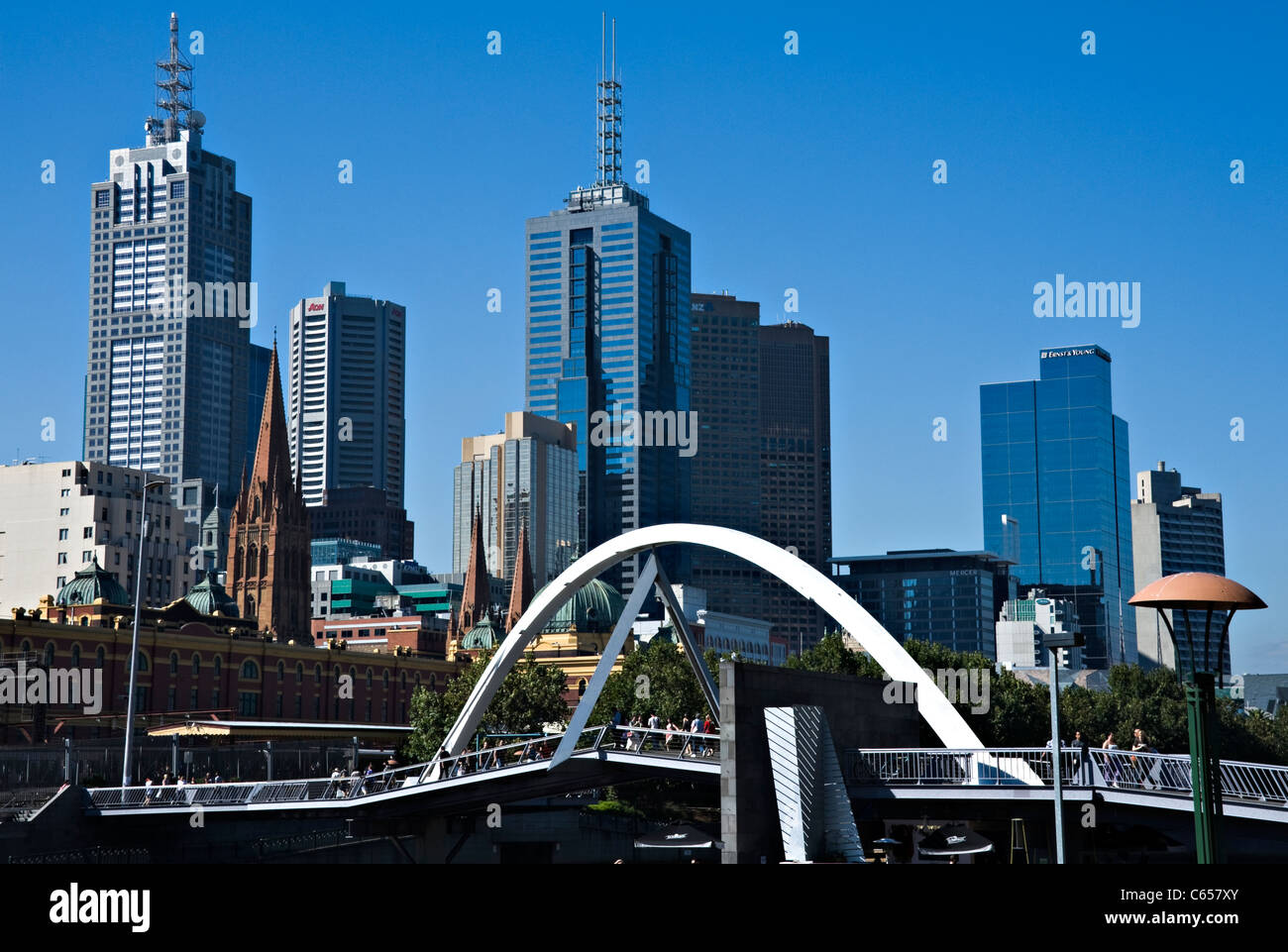 Pont sur la rivière Yarra montrant Collins Street Tour gratte-ciel et bâtiments de la promenade Southbank Melbourne Australie Banque D'Images