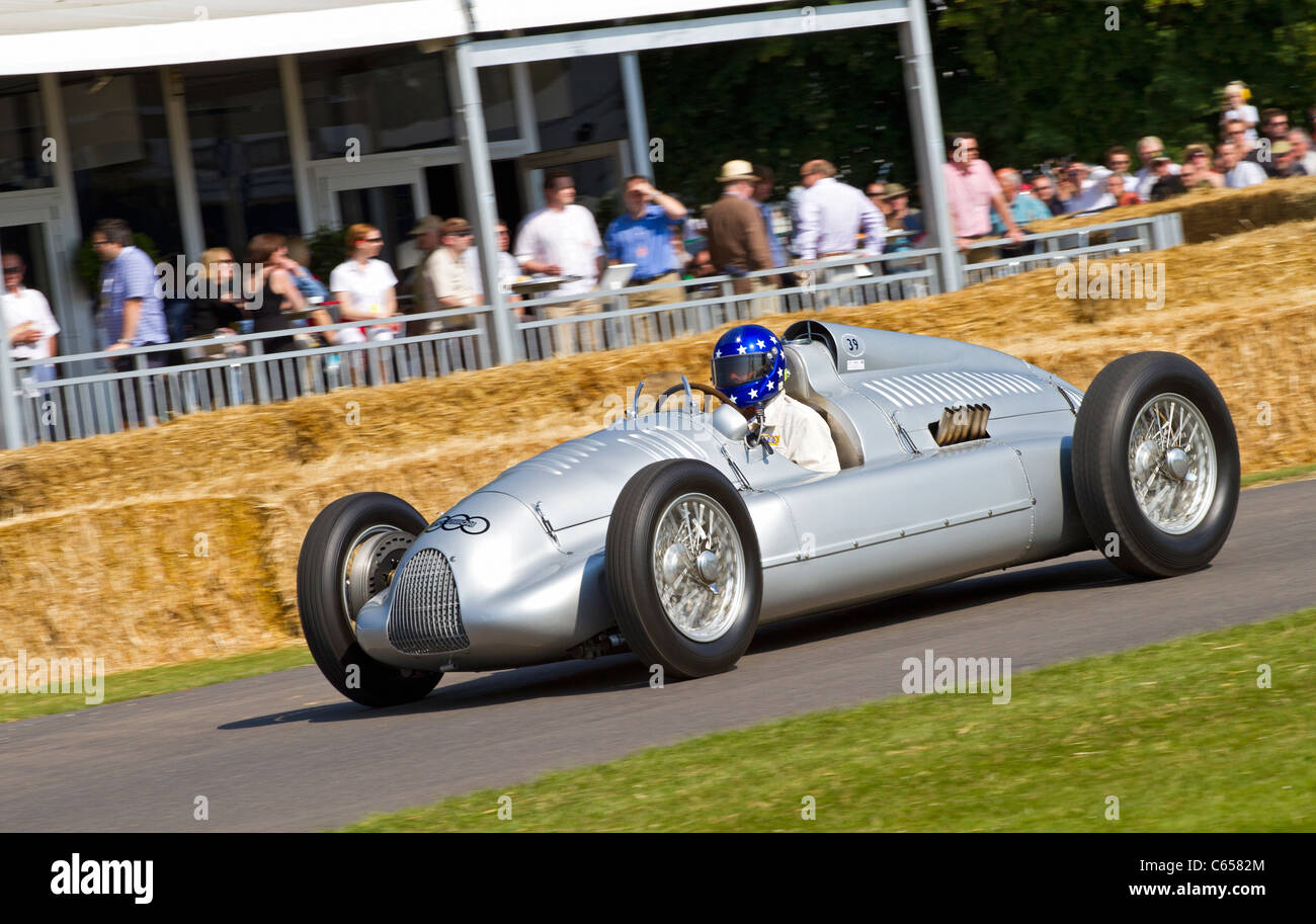 1939 Auto Union Type d avec chauffeur Hans Joachim Stuck à l'édition 2011 du Goodwood Festival of Speed, Sussex, England, UK. Banque D'Images