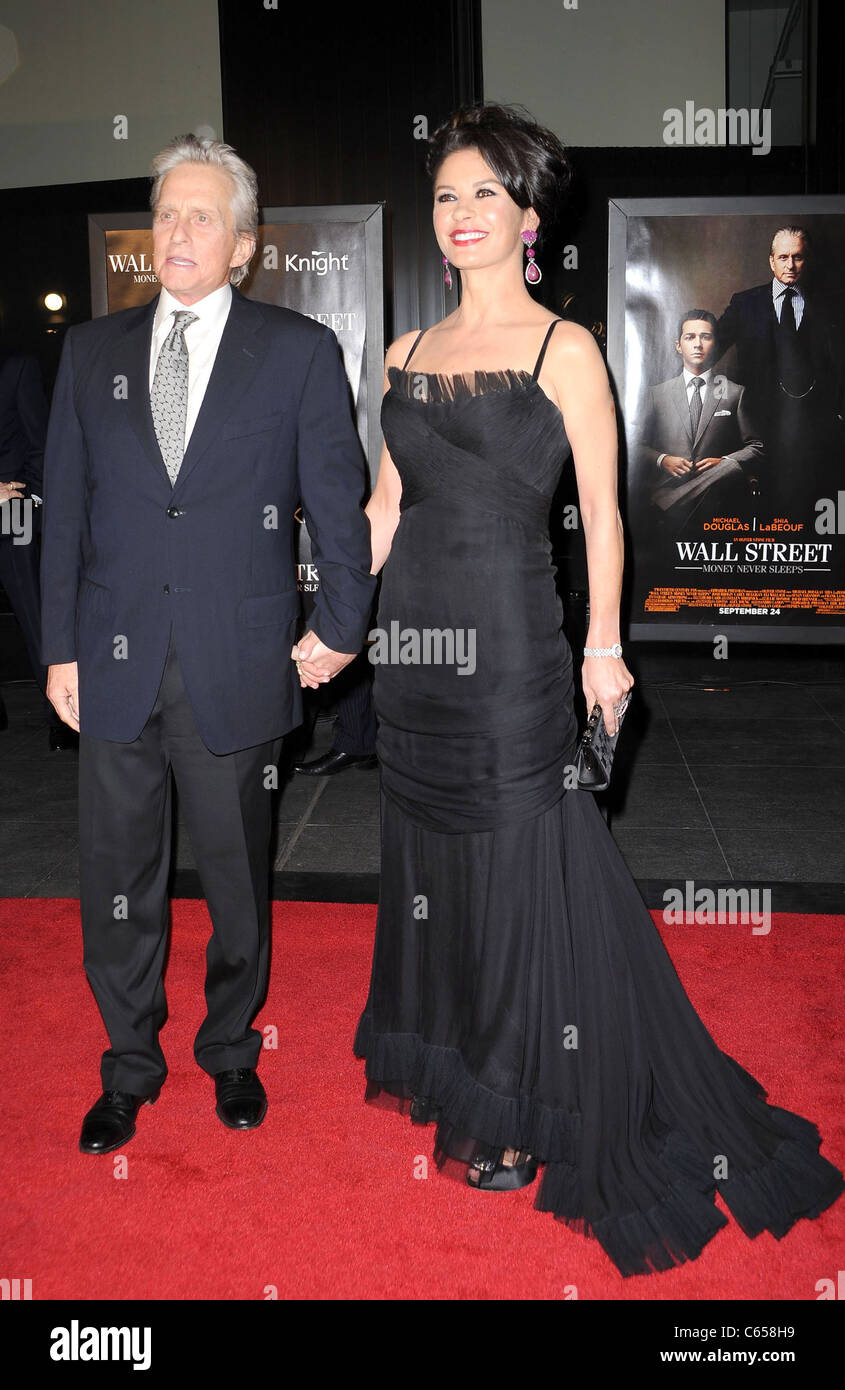 Michael Douglas, Catherine Zeta Jones aux arrivées pour Wall Street 2 : l'argent ne dort jamais Première, Le Ziegfeld Theatre, New York, NY Le 20 septembre 2010. Photo par : Kristin Callahan/Everett Collection Banque D'Images