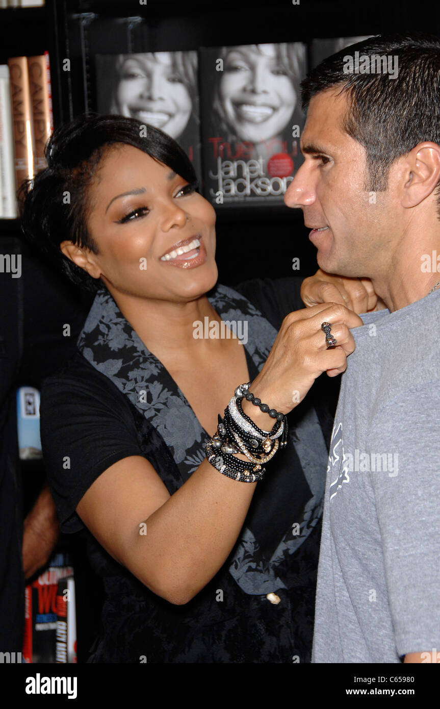 Janet Jackson à l'apparence en magasin pour Janet Jackson Livre Signature pour vous : un véritable guide pour trouver et aimer vous-même, Livre magasin soupe à West Hollywood, Los Angeles, CA, 15 avril 2011. Photo par : Michael Germana/Everett Collection Banque D'Images