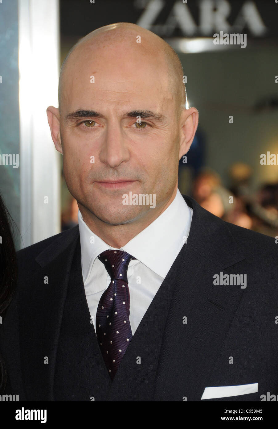 Mark Strong au niveau des arrivées pour Green Lantern Premiere, le Grauman's Chinese Theatre, Los Angeles, CA le 15 juin 2011. Photo par : Dee Cercone/Everett Collection Banque D'Images