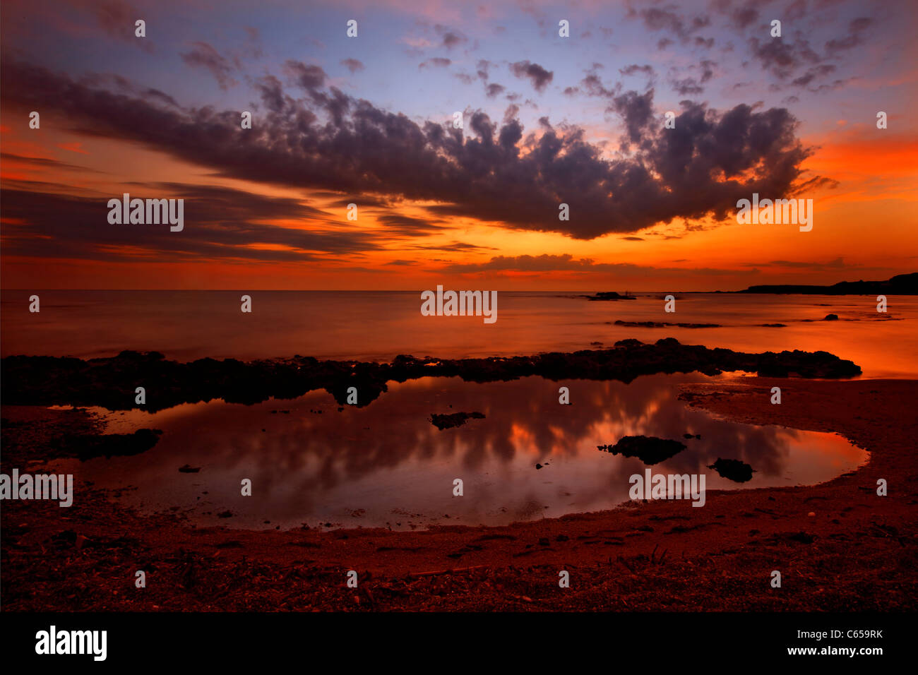 Coucher du soleil à la mer Ionienne, à la plage près de Pantokrator château, Preveza, Épire, Grèce Banque D'Images