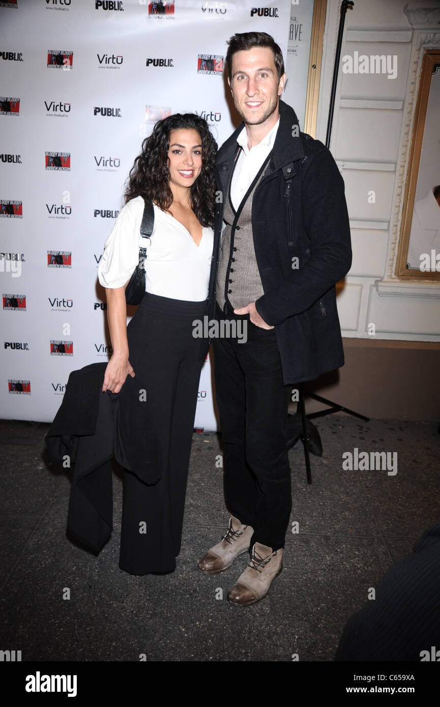 Guest, Pablo Schreiber aux arrivées de BLOODY BLOODY ANDREW JACKSON Soirée d'ouverture sur Broadway, le Bernard B. Jacobs Theatre, New York, NY, 13 octobre 2010. Photo par : Rob riche/Everett Collection Banque D'Images