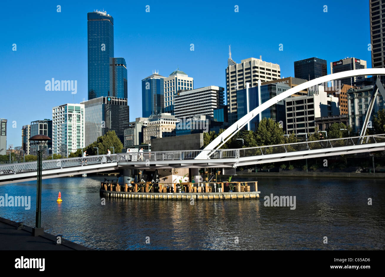 La passerelle de Yarra Southbank Promenade à travers la rivière Yarra de Melbourne Central Business District Victoria Australie Banque D'Images