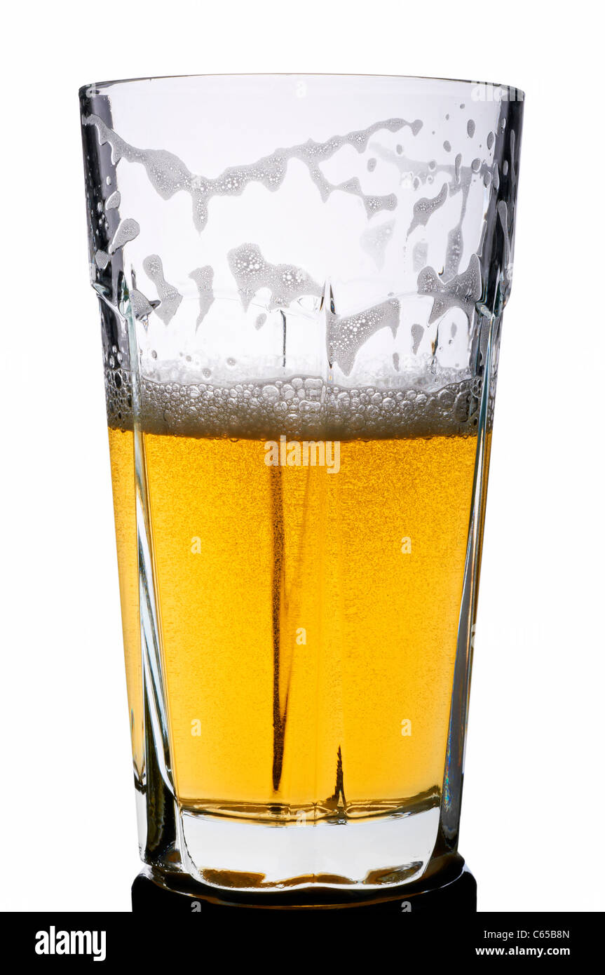 Verre de bière à moitié plein avec de la bière Banque D'Images
