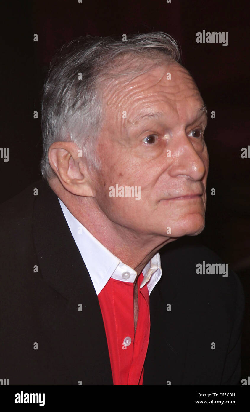 Arrivées à Hugh Hefner pour Playboy's Playmate Miss Octobre 2010 Grand Spectacle d'ouverture, ULTRA TABU Lounge de l'hôtel MGM Grand, Las Vegas, NV le 21 octobre 2010. Photo par : MORA/Everett Collection Banque D'Images