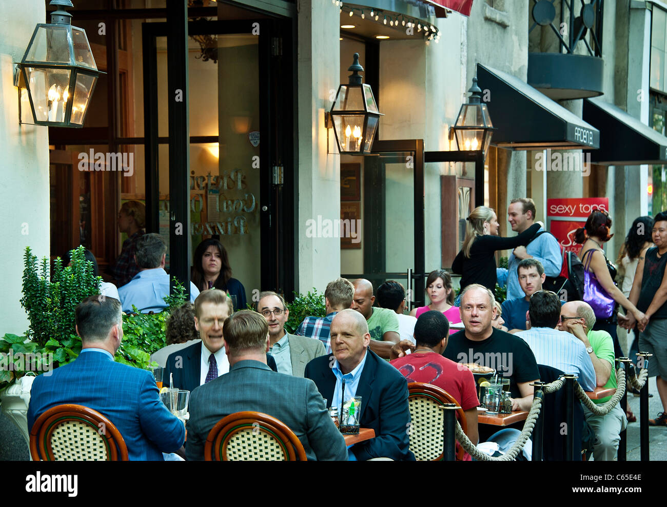 Diners savourer trottoir coin à un restaurant de Philadelphie, Pennsylvanie Banque D'Images