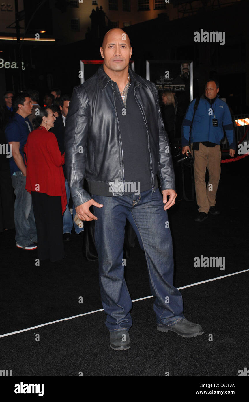 Dwayne Johnson aux arrivées plus vite pour Premiere, le Grauman's Chinese Theatre, Los Angeles, CA le 22 novembre 2010. Photo par : Elizabeth Goodenough/Everett Collection Banque D'Images