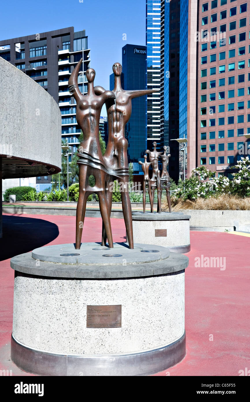 La famille de l'homme Sculptures en bronze sur la place de l'Arts Centre en complexe Southbank Melbourne Australie Victoria Banque D'Images