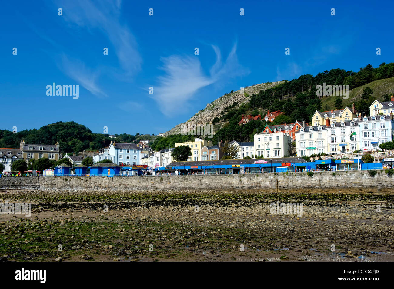 Voir à partir de la plage de Llandudno sur le Great Orme avec le début de la jetée de Llandudno en premier plan Banque D'Images
