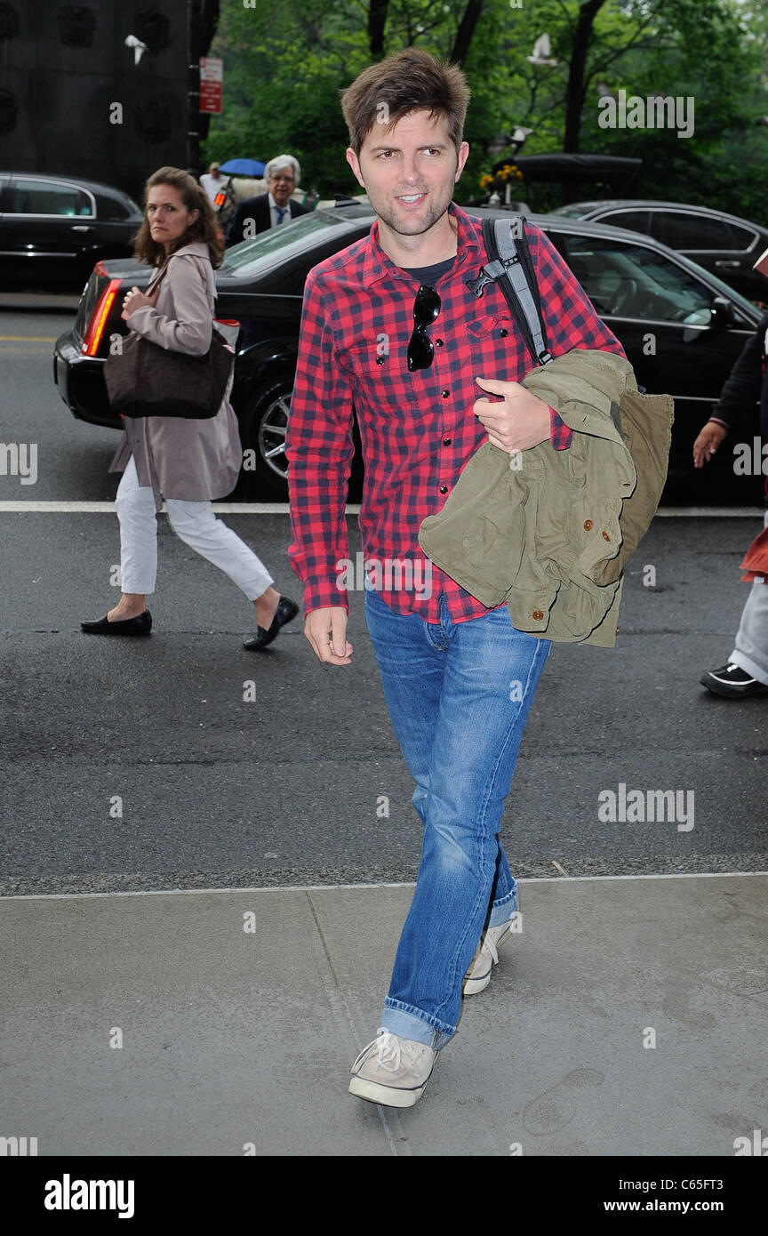 Adam Scott, entre dans un hôtel de Midtown Manhattan dehors et environ pour la célébrité CANDIDS - soleil, , New York, NY Le 15 mai 2011. Photo par : Ray Tamarra/Everett Collection Banque D'Images