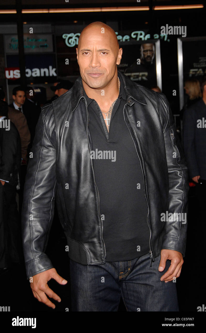 Dwayne Johnson aux arrivées plus vite pour Premiere, le Grauman's Chinese Theatre, Los Angeles, CA le 22 novembre 2010. Photo par : Michael Banque D'Images
