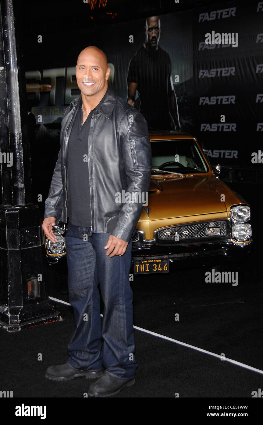 Dwayne Johnson aux arrivées plus vite pour Premiere, le Grauman's Chinese Theatre, Los Angeles, CA le 22 novembre 2010. Photo par : Michael Banque D'Images
